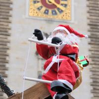 5843_3476 Weihnachtsmann mit rotem Mantel vor der Rathausuhr Hamburg. | 